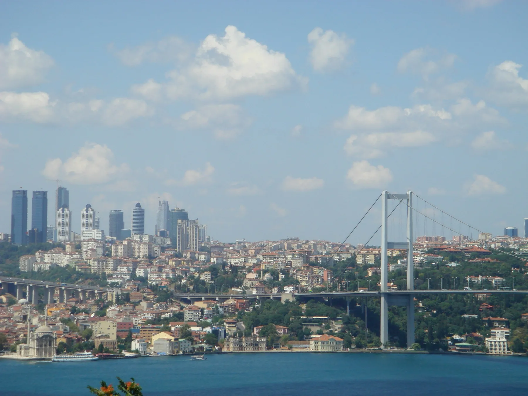 İstanbul Boğaziçi Köprüsü ve şehir silueti